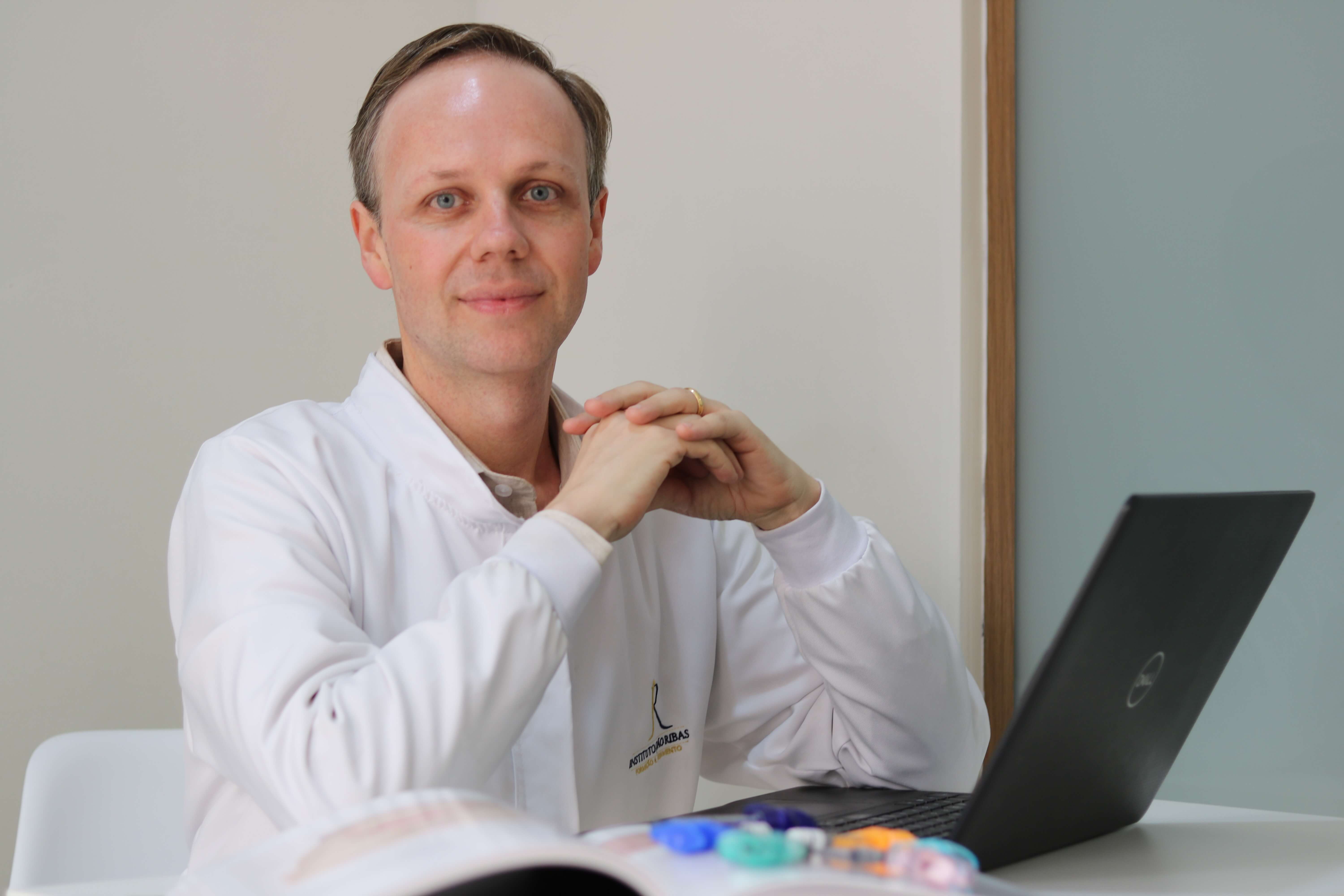 Dr. João Ribas em seu consultório de estética avançada no Paraná, focado em atendimento clínico especializado