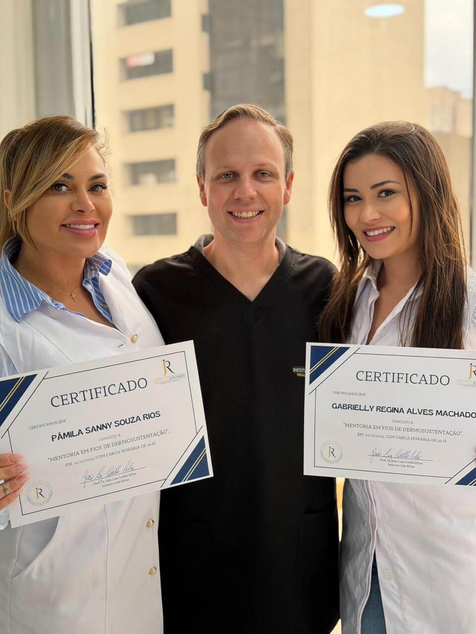 Dr. João Ribas com alunas formadas em sua mentoria técnica de Fios de Dermosustentação