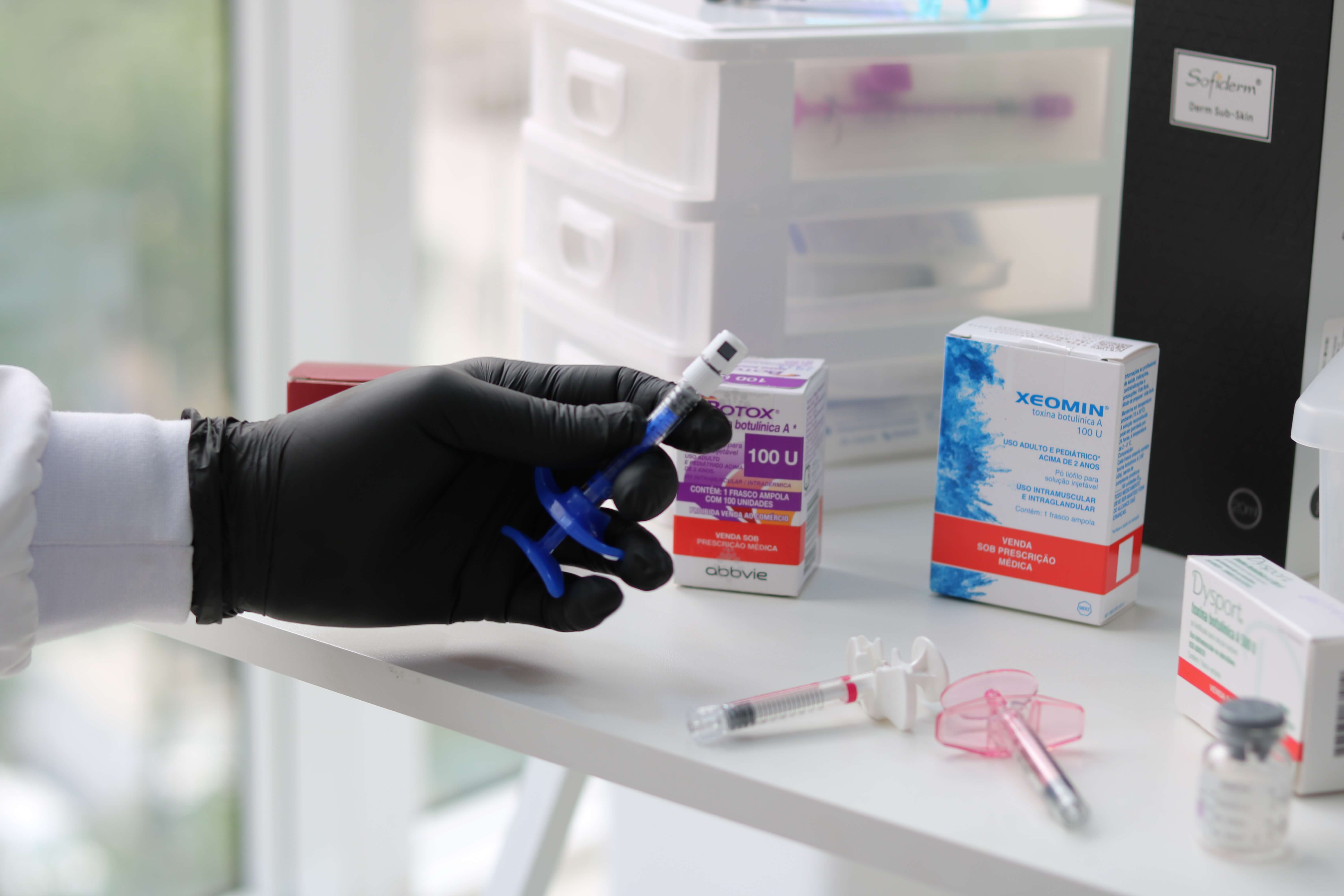 Kits de produtos premium como Toxina Botulínica e Ácido Hialurônico utilizados nos procedimentos do Instituto João Ribas